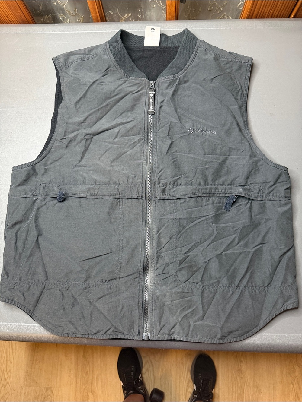 Columbia Men's Off Black/Dark Gray Lightweight Zip Vest. Size: large